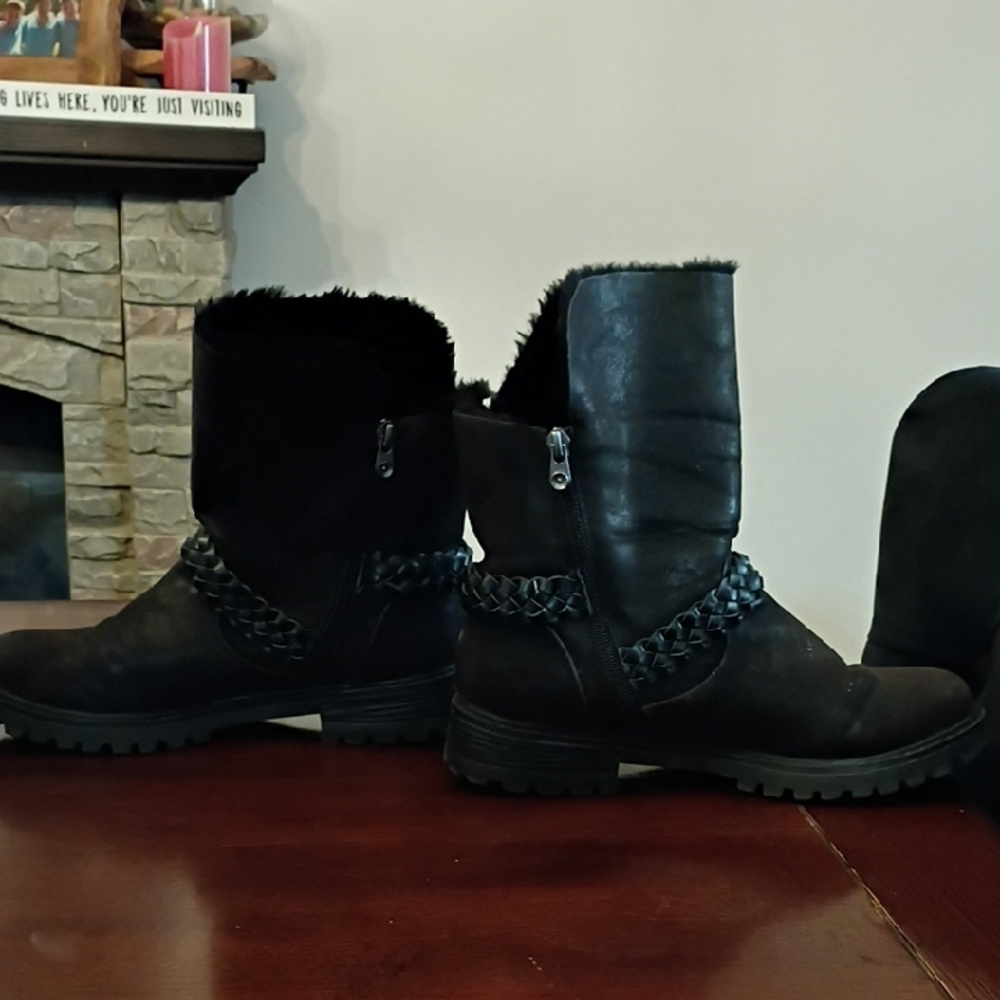 Elegant Black Winter Boots with Braided Accent